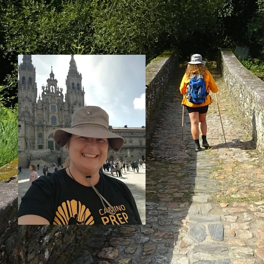 Over. Foto van Camino Prep Talk voor de Kathedraal van Santiago de Compostela, met op de achtergrond een Camino-wandelroute.